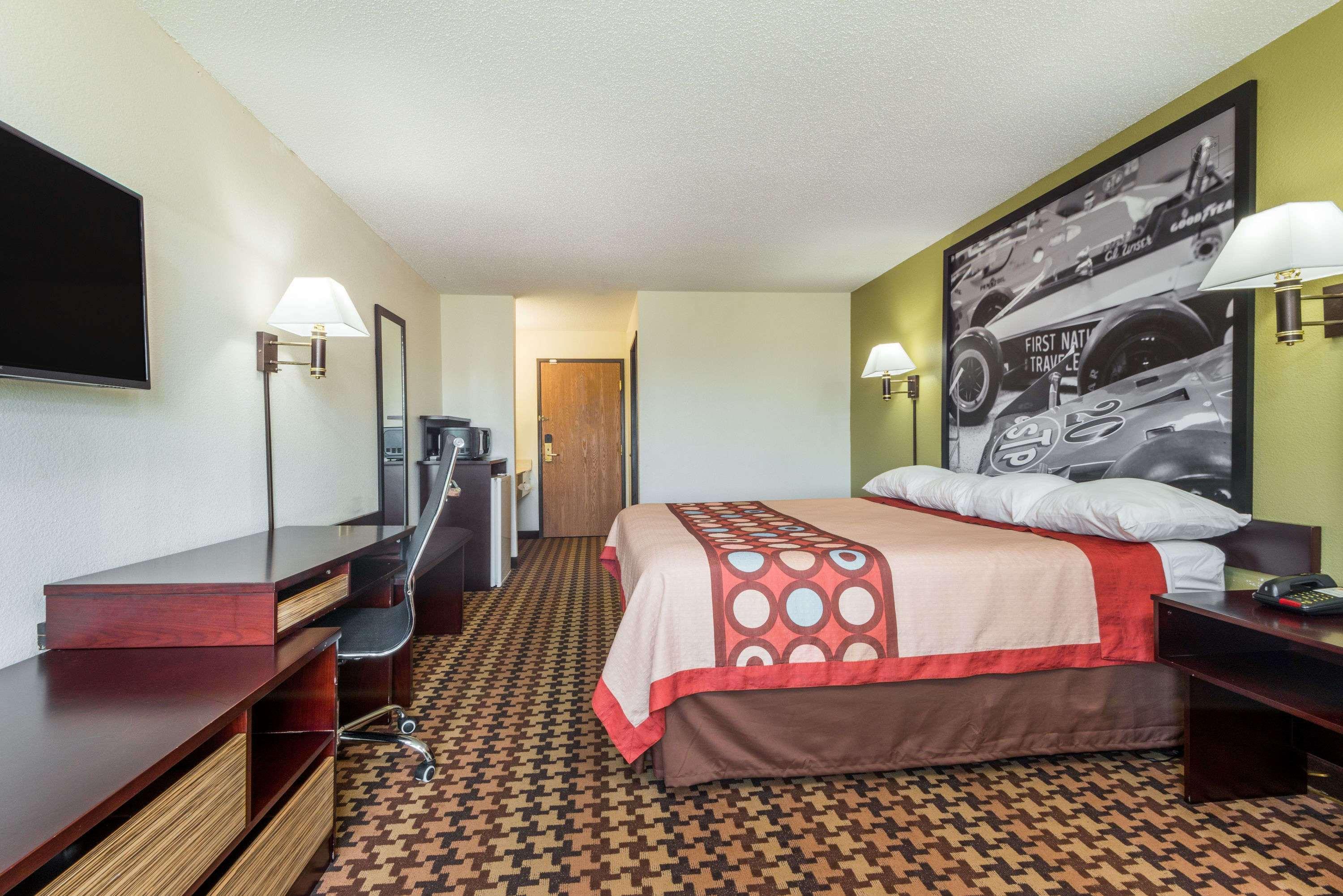 Super 8 By Wyndham Cloverdale In Exterior photo